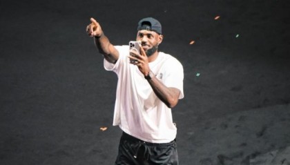 氛围太燃了！詹姆斯在成都出席活动 掏出手机拍摄全场球迷欢呼