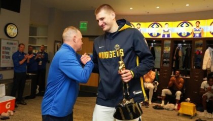 两分球18中17爆砍43+14！约基奇接过迈克尔·乔丹杯