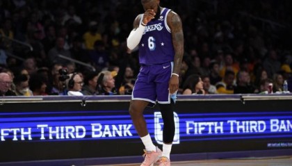 pp电子-詹眉集体复出难挡湖人败局，只剩5场附加赛更悬了